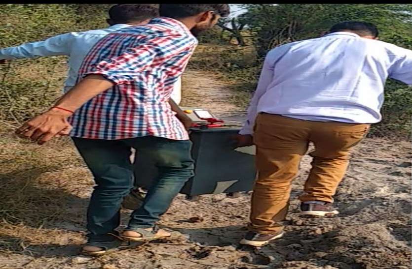 बिजली चोरी करते पकड़े जाने पर उतारे ट्रांसफॉर्मर बिजली चोरी करते पकड़े जाने पर उतारे ट्रांसफॉर्मर