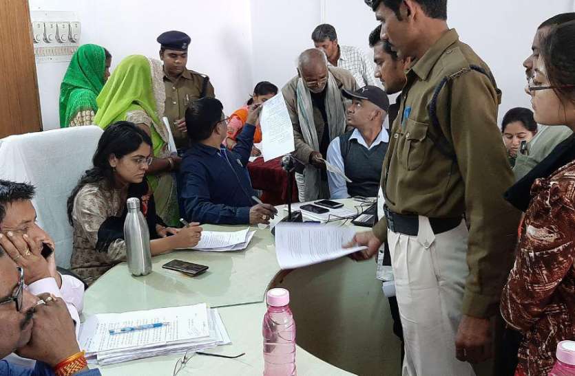 101 people told their problems in public hearing साहब छोटी सी सब्जी की दुकान है आए दिन हटा देते हैं लेकिन बड़े लोगों का कुछ नहीं होता