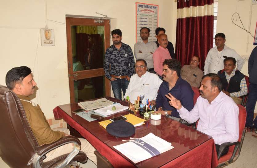 कपड़ा बाजार से साड़ी का बंडल गायब कपड़ा बाजार से साड़ी का बंडल गायब