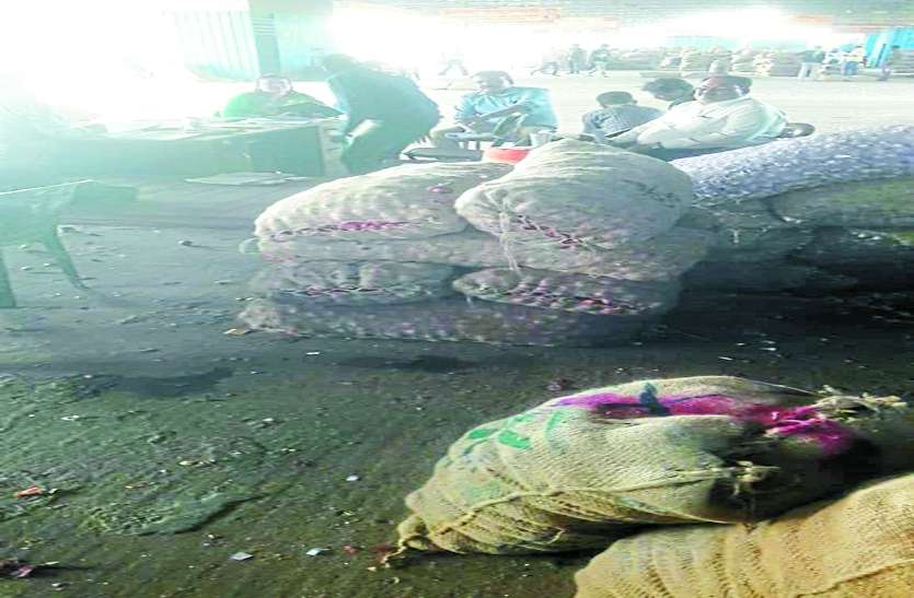 जमाखोरी: तीन थोक व्यापारियों से 145 क्विंटल प्याज जब्त की जमाखोरी: तीन थोक व्यापारियों से 145 क्विंटल प्याज जब्त की