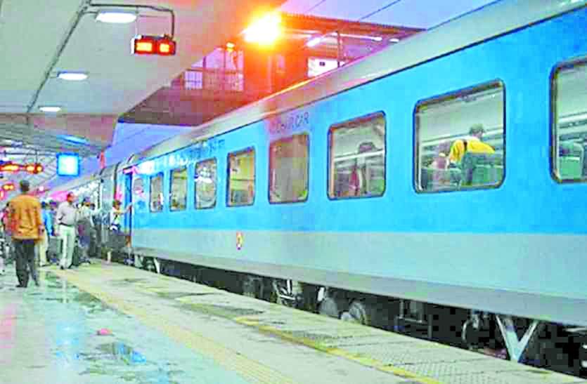ट्रेनों में चाय-नाश्ते और भोजन की दरें बढ़ाने की तैयारी, लेकिन शताब्दी समेत अन्य विशेष ट्रेनों में क्वालिटी सुधार पर ध्यान नहीं ट्रेनों में चाय-नाश्ते और भोजन की दरें बढ़ाने की तैयारी, लेकिन शताब्दी समेत अन्य विशेष ट्रेनों में क्वालिटी सुधार पर ध्यान नहीं