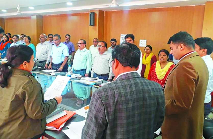 संविधान की रक्षा कर अपने-अपने कर्तव्यों का पालन करें संविधान की रक्षा कर अपने-अपने कर्तव्यों का पालन करें