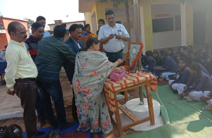 शास कन्या उच्च माध्य स्कूल उकवा में मनाया संविधान दिवस शास कन्या उच्च माध्य स्कूल उकवा में मनाया संविधान दिवस