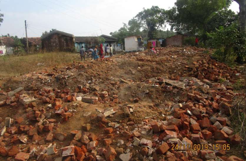 50 बेघर परिवारों के सामने संकट, झोपड़ी में निवास 50 बेघर परिवारों के सामने संकट, झोपड़ी में निवास
