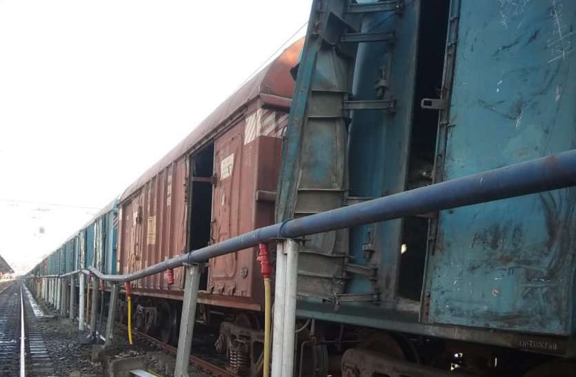Goods train door stuck in platform जंक्शन में मालगाड़ी का दरवाजा पाइप लाइन से फंसा, दो घंटे बाधित रहा ट्रैक, देर शाम तक चला काम काम