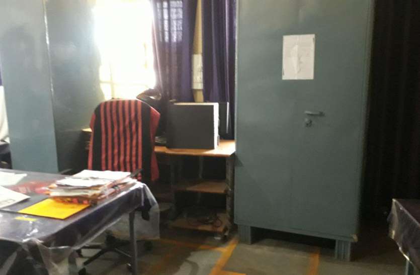 Documents, नहीं दिया प्रभार तो आलमारी का ताला तुड़वाकर डीपीसी ने निकलवाए दस्तावेज