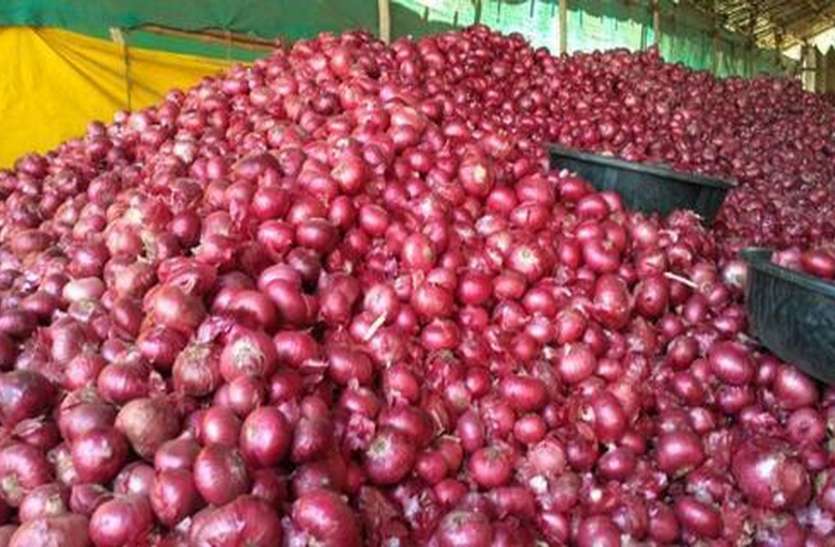 रुला रहा प्याज, सब्जियों के दाम बढ़े रुला रहा प्याज, सब्जियों के दाम बढ़े