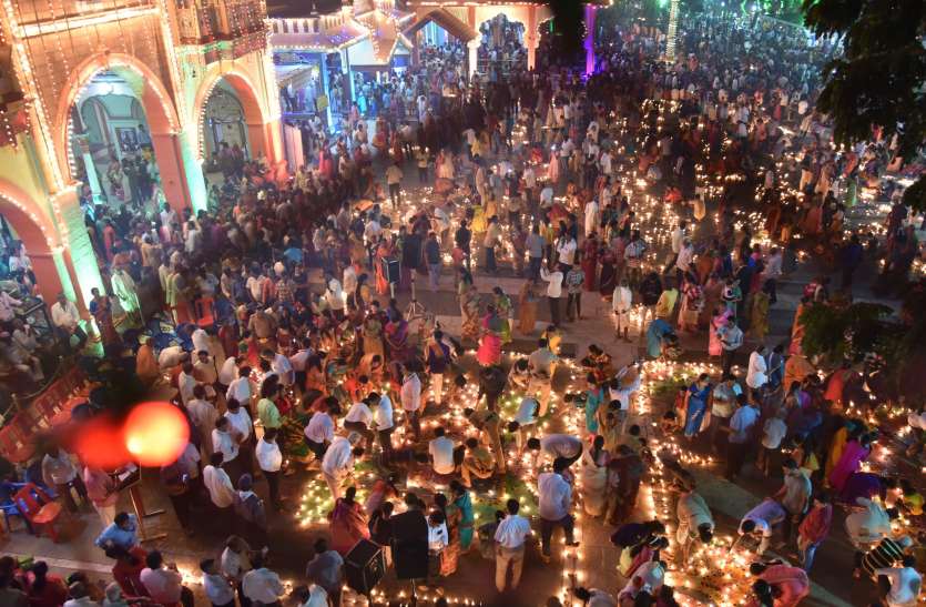 दीयों से जगमगाया सिद्धारूढ़मठ परिसर दीयों से जगमगाया सिद्धारूढ़मठ परिसर