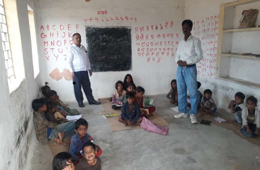 छात्र न हिन्दी पढ़ पाए न हल कर पाए गणित के सवाल, बीईओ नाराज छात्र न हिन्दी पढ़ पाए न हल कर पाए गणित के सवाल, बीईओ नाराज