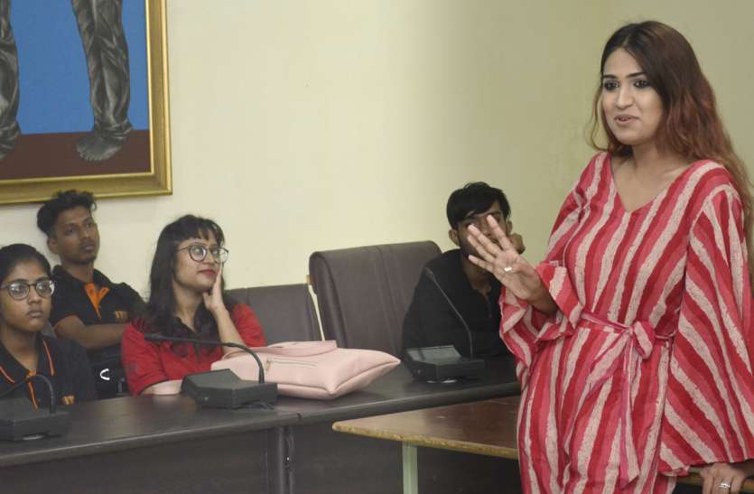 सेलीब्रिटीज में फैशन स्टायलिश की डिमांड अब ज्यादा सेलीब्रिटीज में फैशन स्टायलिश की डिमांड अब ज्यादा