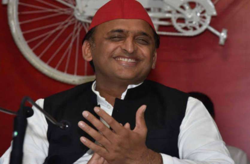 Samajwadi Party महाराष्ट्र के सियासी संग्राम में सपा ने भी निभाई अहम भूमिका, फडणवीस को छोड़नी पड़ी कुर्सी