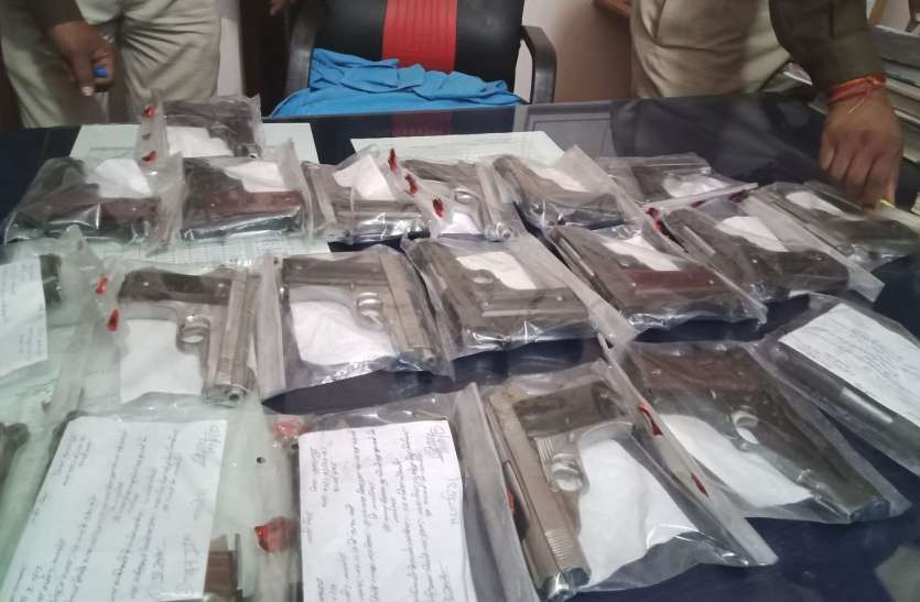 Gun smuggling racket busted in Khakhnar Burhanpur Madhypradesh मध्यप्रदेश में हथियार तस्करी का बड़ा मामला उजागर, कार की सीट के नीचे से मिले 20 पिस्टल