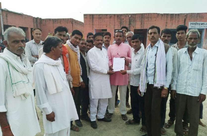 सैकण्डरी विद्यालय की क्रमोन्नति को लेकर विधायक से लगाई गुहार सैकण्डरी विद्यालय की क्रमोन्नति को लेकर विधायक से लगाई गुहार