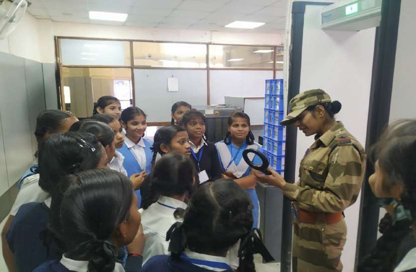 Students learned the method of air travel पुलिस ने छात्राओं को दिखाया एयरपोर्ट, समझाई सुरक्षा