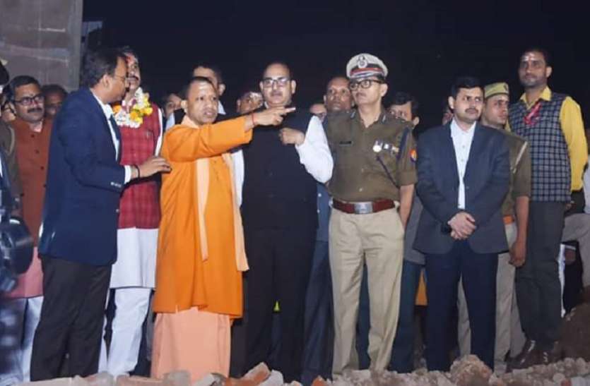 CM Yogi Adityanath सीएम योगी आदित्यनाथ ने रुकवाया काफिला और थाने का किया औचक निरीक्षण