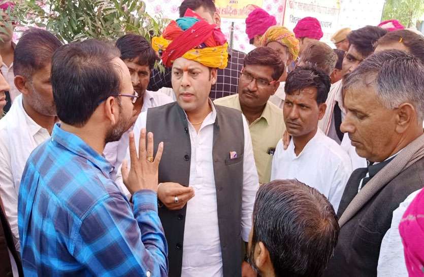 विद्युत निगम के जेईएन के खिलाफ ग्रामीणों का फुटा गुस्सा, विधायक से की मोबाइल रिसिव नहीं करने सहित अन्य शिकायत विद्युत निगम के जेईएन के खिलाफ ग्रामीणों का फुटा गुस्सा, विधायक से की मोबाइल रिसिव नहीं करने सहित अन्य शिकायत