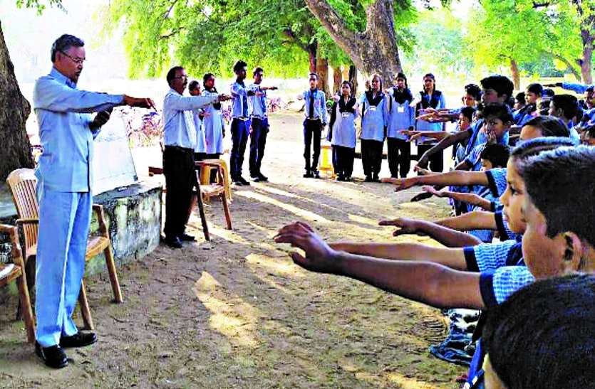 Pledge administered to students, including teachers, to follow the Constitution शिक्षकों सहित छात्र-छात्राओं को संविधान के साथ चलने दिलाई गई शपथ