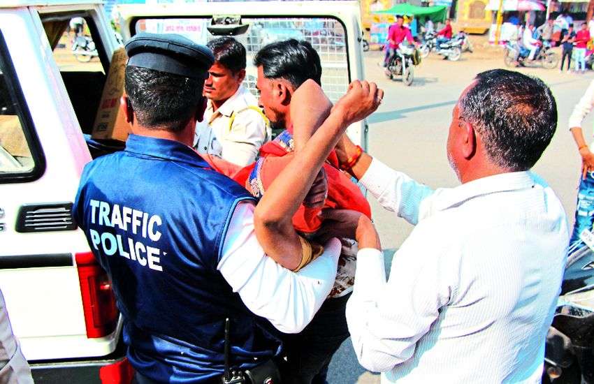 पिता ने मां के चेहरे पर चाकू मारा, मासूम बेटी ने सडक़ से कागज उठाया और रोते-रोते हवा करती रही