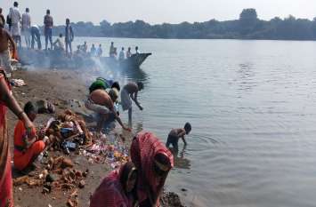Thousands of devotees took a dip in Narmada हजारों श्रद्धालुओं ने लगाई नर्मदा में डुबकी