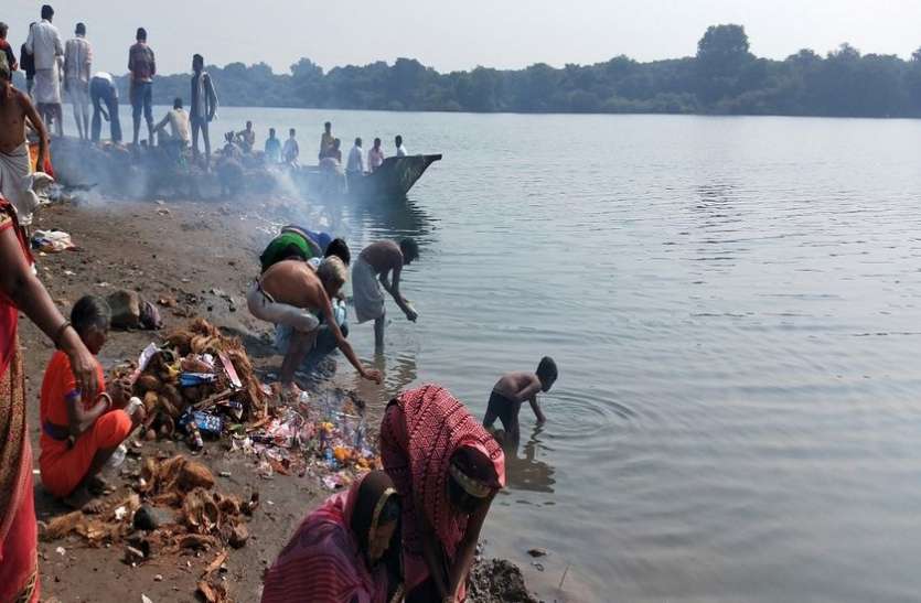 हजारों श्रद्धालुओं ने लगाई नर्मदा में डुबकी हजारों श्रद्धालुओं ने लगाई नर्मदा में डुबकी
