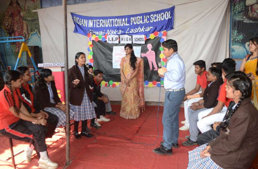 नुक्कड़ नाटक से दिया एक्सीडेंट में मदद करने का संदेश नुक्कड़ नाटक से दिया एक्सीडेंट में मदद करने का संदेश