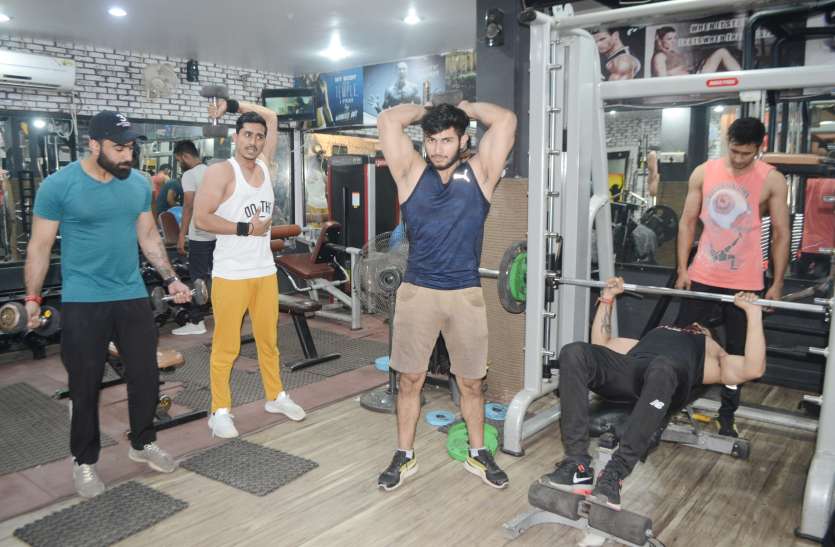 ग्वालियर यूथ स्मार्ट बने रहने के लिए कर रहे हैं जिम। ग्वालियर यूथ स्मार्ट बने रहने के लिए कर रहे हैं जिम।