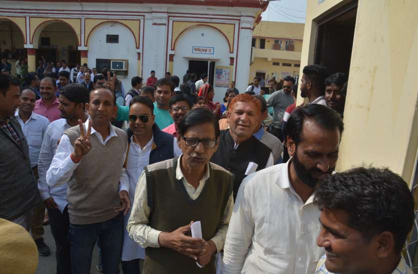 जिनको जनता ने जिताया, नौ दिन बाद जनता के बीच जिनको जनता ने जिताया, नौ दिन बाद जनता के बीच