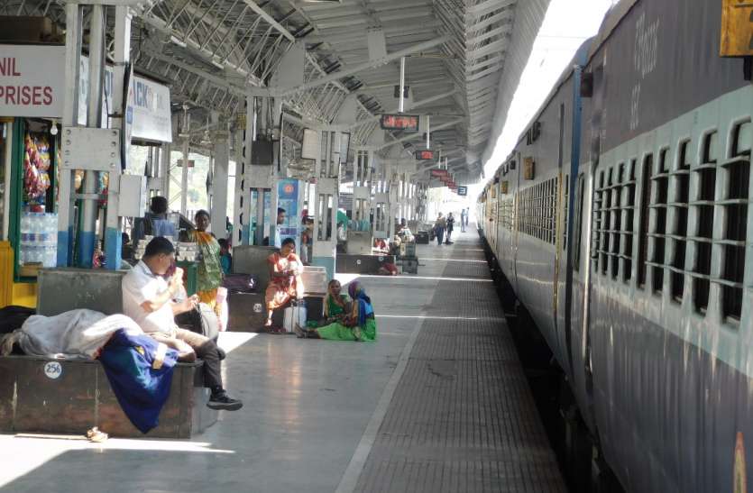 Passengers wandering due to train cancellation इसी माह से रेलवे के कार्मिक विभाग को इंजीनियरिंग विभाग में करेंगे मर्ज