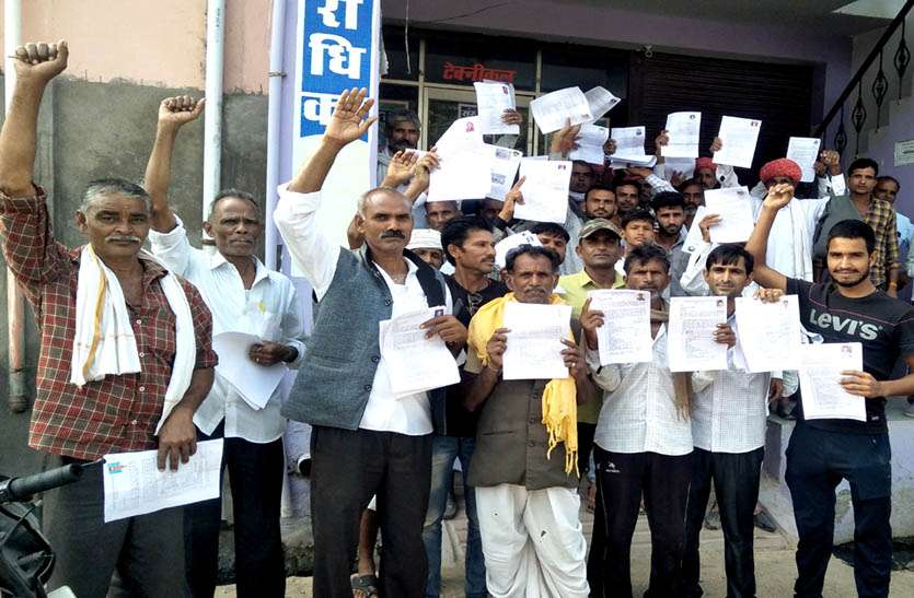 बीज नहीं देने पर भेदभाव करने का आरोप लगा किसानों ने किया प्रदर्शन बीज नहीं देने पर भेदभाव करने का आरोप लगा किसानों ने किया प्रदर्शन