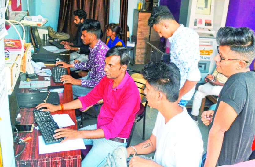 जीजीटीयू : परीक्षा के लिए ऑनलाइन फीस जमा कराने में समस्या, विद्यार्थी और ई-मित्र संचालक परेशान जीजीटीयू : परीक्षा के लिए ऑनलाइन फीस जमा कराने में समस्या, विद्यार्थी और ई-मित्र संचालक परेशान