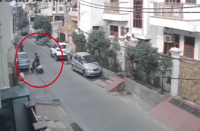ghz.jpg घर के बाहर खड़ी स्कूटी पर चोरों ने मिनटों में कर दिया हाथ साफ, CCTV कैमरे में कैद हुई वारदात- देखें वीडियो