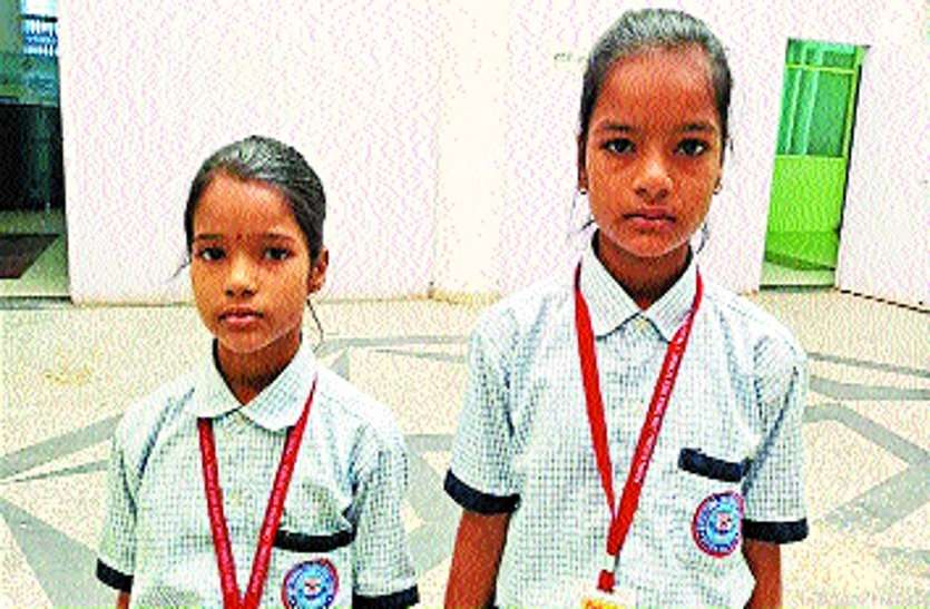 बच्चियों की गुहार 'हमें पढ़वा दीजिए, क्लेक्टर अंकल' कलेक्टर से बच्चियों की गुहार 'हमें पढ़वा दीजिए, क्लेक्टर अंकल'