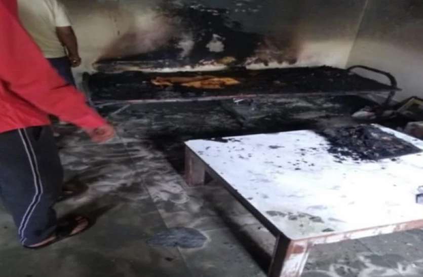 gzb_1.jpg Ghaziabad: Sleeping Mode में रखे लैपटॉप में लगी आग से जल गया फ्लैट, बाल-बल बचा सॉफ्टवेयर इंजीनियर