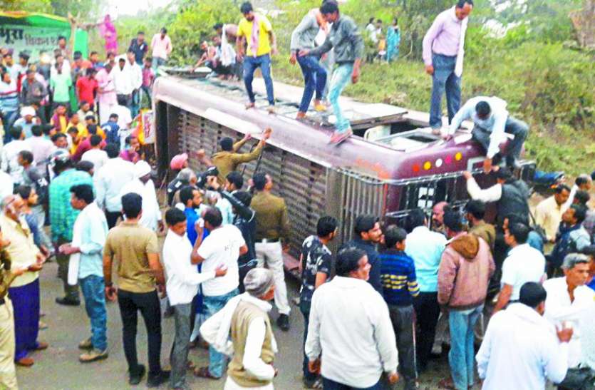 15 फीट उछलकर पलट गई बस, मची चीख पुकार, क्लीनर की मौत 15 फीट उछलकर पलट गई बस, मची चीख पुकार, क्लीनर की मौत