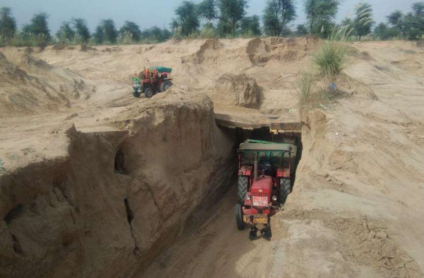 जयपुर के कानोता में नदी से चांदी कूटने की मची होड, रोजाना दौड़ रही 200 ट्रैक्टर ट्रॉली जयपुर के कानोता में नदी से चांदी कूटने की मची होड, रोजाना दौड़ रही 200 ट्रैक्टर ट्रॉली