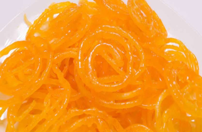 jalebi प्रधान पद का दावेदार ने बांटी जलेबी, पुलिस ने किया गिरफ्तार