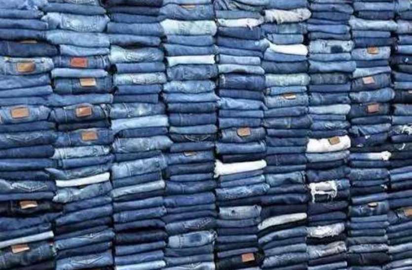 jeans.jpg फैक्ट्री में कर्मचारियों को बंधक बनाकर रुपयों की जगह जींस की पेंट लूटकर ले गये बदमाश, लाखों रुपये की बताई जा रही कीमत