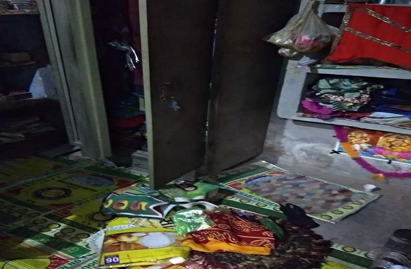 चोर महिला को चारपाई से बांध और मुंह में कपड़ा ठूंस ले गए लाखों के जेवरात चोर महिला को चारपाई से बांध और मुंह में कपड़ा ठूंस ले गए लाखों के जेवरात