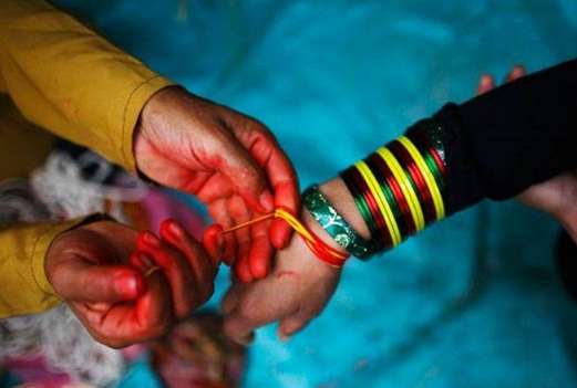 कलावा बांधने से मिलती है इन गंभीर बीमारियों से मुक्ति, जानें महत्व