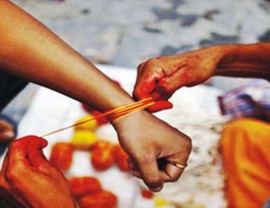 कलावा बांधने से मिलती है इन गंभीर बीमारियों से मुक्ति, जानें महत्व