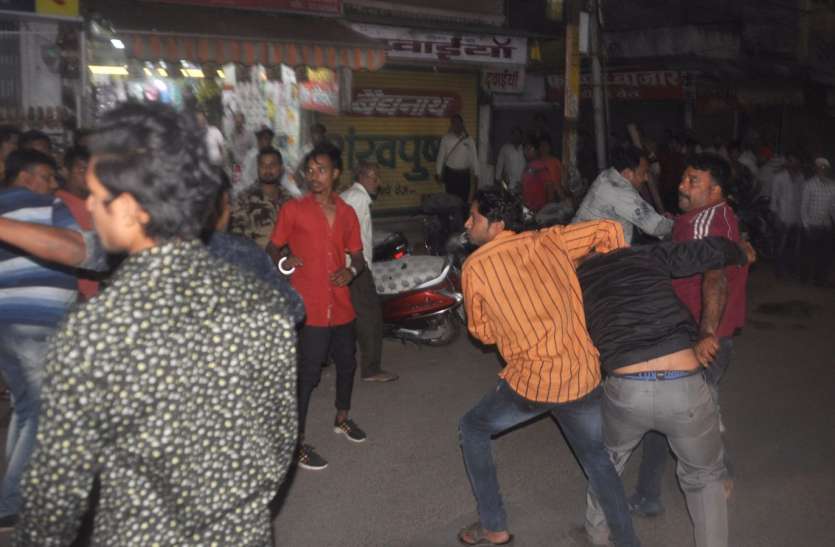 बॉम्बे बाजार में युवकों के बीच चले डंडे, धड़ाधड़ बंद हुई दुकान बॉम्बे बाजार में युवकों के बीच चले डंडे, धड़ाधड़ बंद हुई दुकान