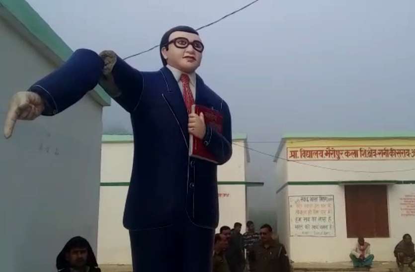 Ambedkar Statue संविधान दिवस की रात आजमगढ़ में अंबेडकर प्रतिमा तोड़ी, एक गिरफ्तार, साथियों की तलाश