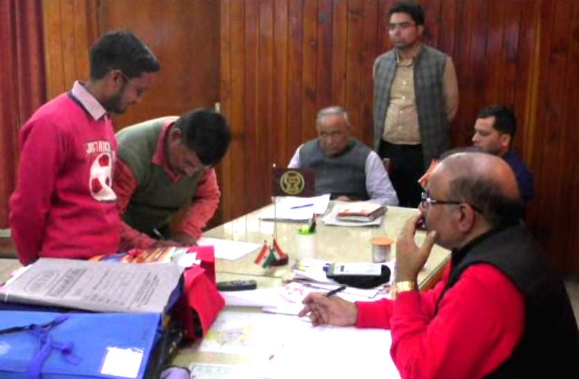 Action पराली जलाने पर किसान नहीं चार लेखपाल हुए निलंबित
