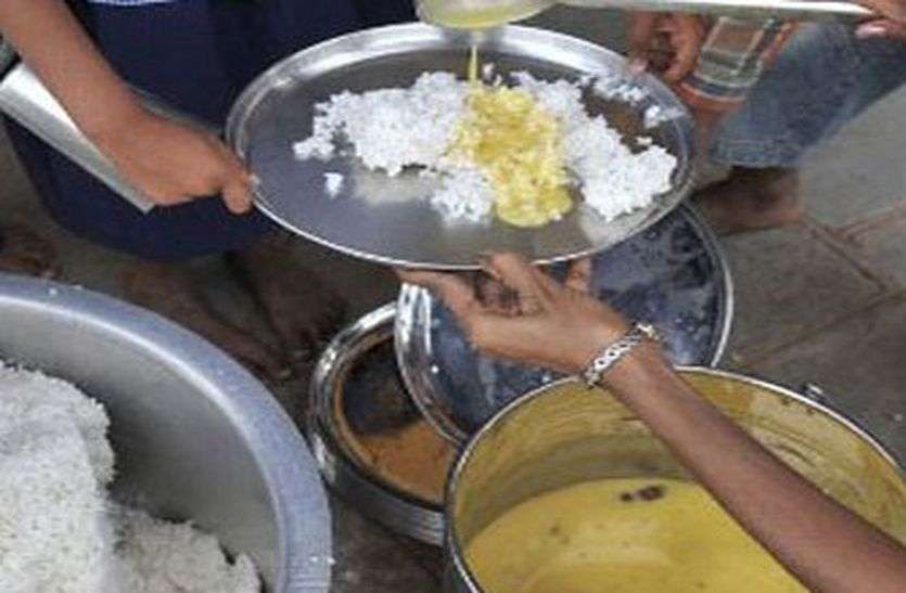 मध्याह्न भोजन में गड़बड़ी ! 99 के बजाय सिर्फ 40 बच्चों के लिए बनाए चावल, दाल सिर्फ 15 बच्चों के लिए मध्याह्न भोजन में गड़बड़ी ! 99 के बजाय सिर्फ 40 बच्चों के लिए बनाए चावल, दाल सिर्फ 15 बच्चों के लिए