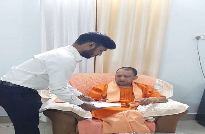 Manish Yadav पान वाले के बेटे मनोज यादव ने सीएम योगी से मुलाकात कर माऊंट एवरेस्ट फतह करने के लिए मांगी मदद