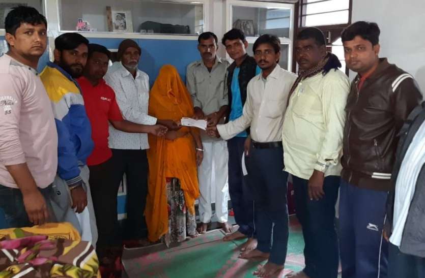 विदेश में दोस्त की मौत पर युवाओं ने पेश की मिसाल विदेश में दोस्त की मौत पर युवाओं ने पेश की मिसाल