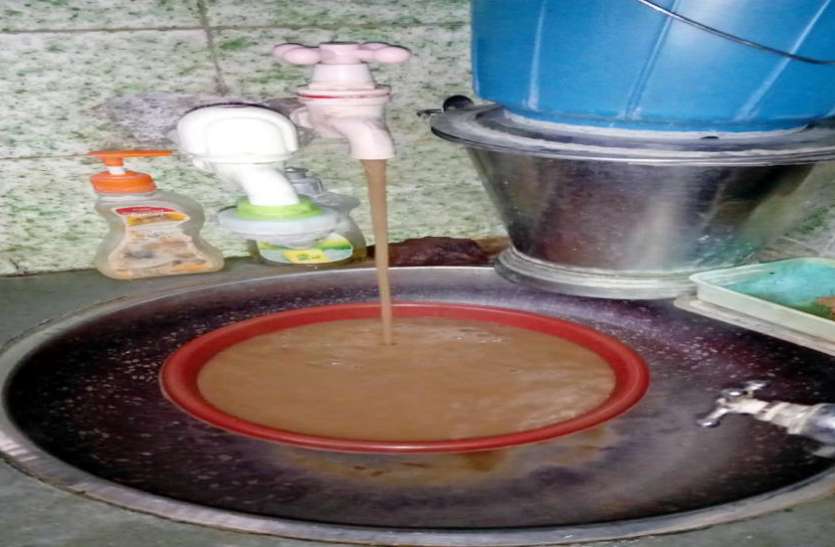 Gujrat News : महापौर के वार्ड में नल से निकल रहा गंदा पानी Gujrat News : महापौर के वार्ड में नल से निकल रहा गंदा पानी