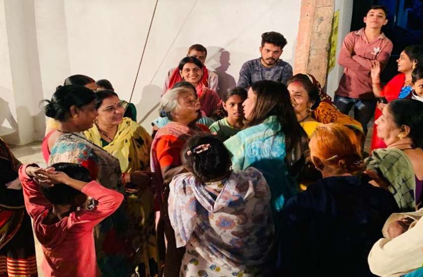 निशुल्क नल जल योजना के नाम पर ठेकेदार ने गरीबों से ऐंठे पैसे निशुल्क नल जल योजना के नाम पर ठेकेदार ने गरीबों से ऐंठे पैसे