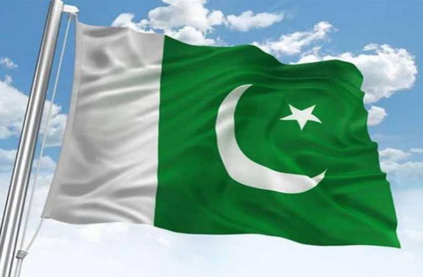 pakistan flag पाकिस्तान में कोरोना वायरस के 956 मामले, इमरान ने 'अरबों रुपये' के पैकेज की घोषणा की