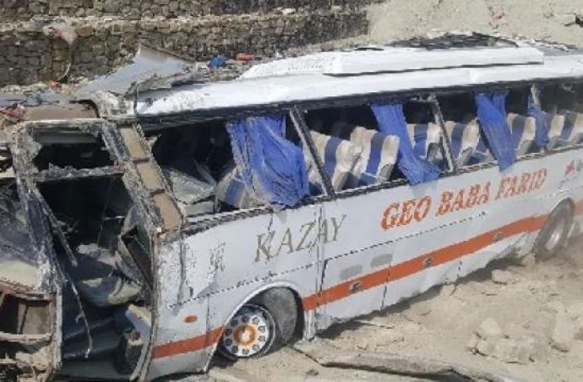 Bus accident बलूचिस्तान: छुट्टियों पर घर लौट रहे थे पाकिस्तानी नौसैनिक, बस के खाई में गिरने से नौ की मौत